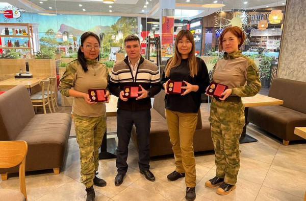 Министр обороны России вручил медали волонтёрам Бурятии 
