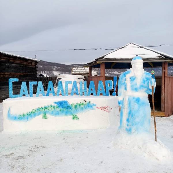 В Бурятии супруги создали снежную скульптуру к Сагаалгану