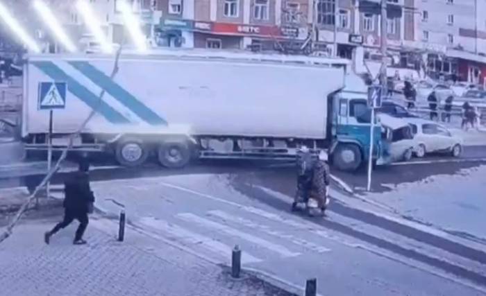 В Улан-Удэ появилось видео ДТП, где грузовик смял минивэн