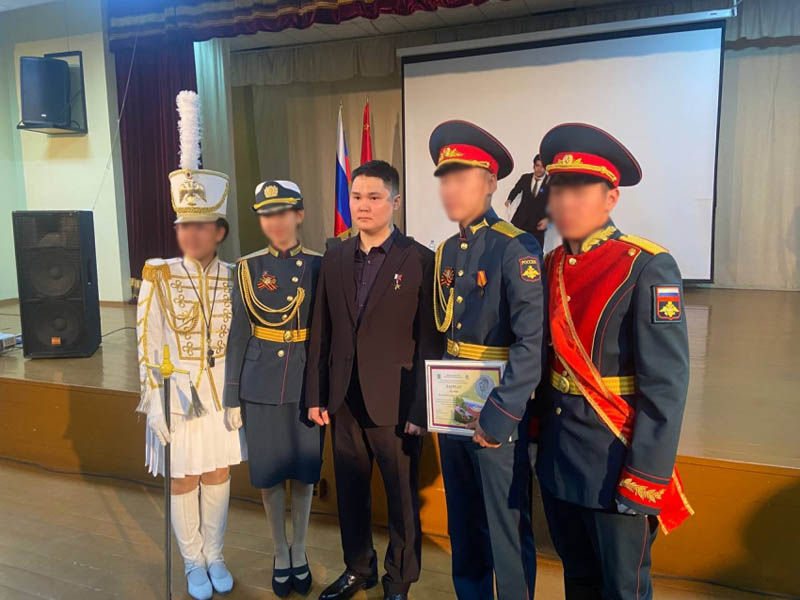 Герой России Балдан Цыдыпов наградил своей премией одиннадцатиклассника