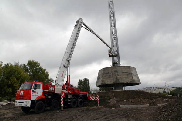 В Иркутске установили 25-метровый шпиль стелы «Город трудовой доблести»