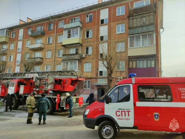 В Улан-Удэ на пожаре в пятиэтажке спасли женщину 