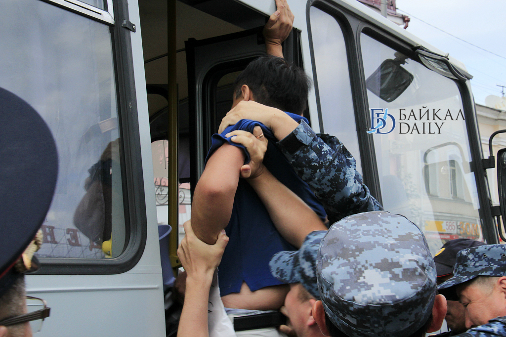 На митинге КПРФ Улан-Удэ задержан кандидат в главы Бурятии (фото)