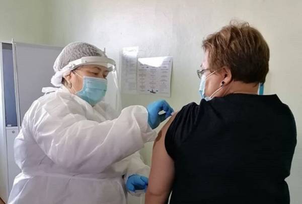 В Улан-Удэ коллектив «инфекционки» привился от коронавируса