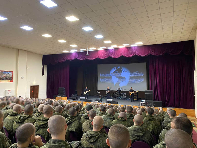 В Забайкалье перед военнослужащими выступили известные рок-музыканты