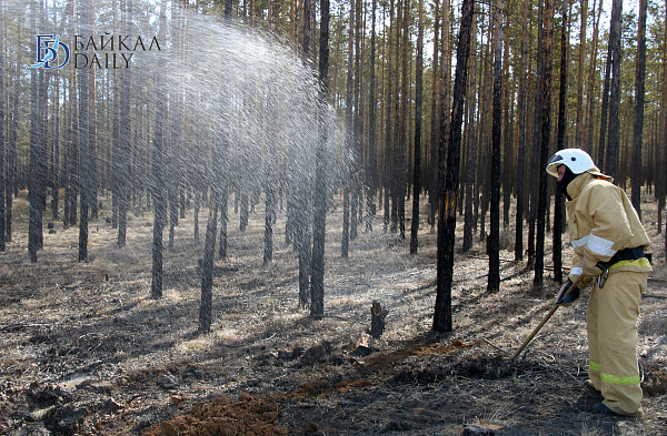 Авиация перебрасывает людей на лесные пожары в Бурятии 