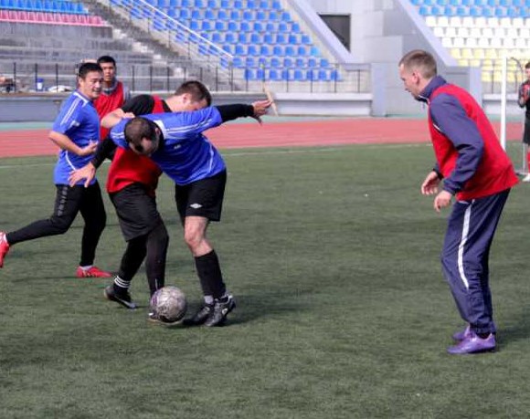 В Улан-Удэ сотрудники МЧС сыграли в мини-футбол 