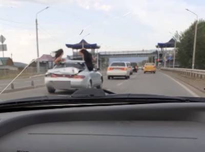 В Бурятии оштрафовали водителя иномарки с высунувшимися из окон пассажирками 