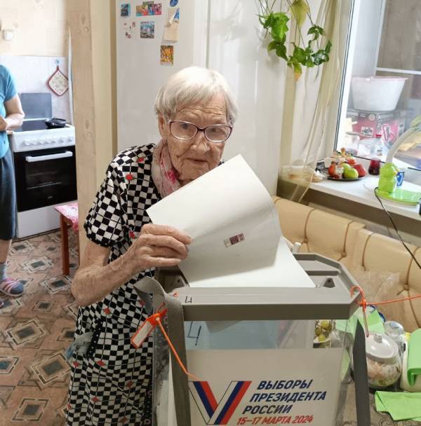 В Улан-Удэ проголосовала 102-летняя жительница 