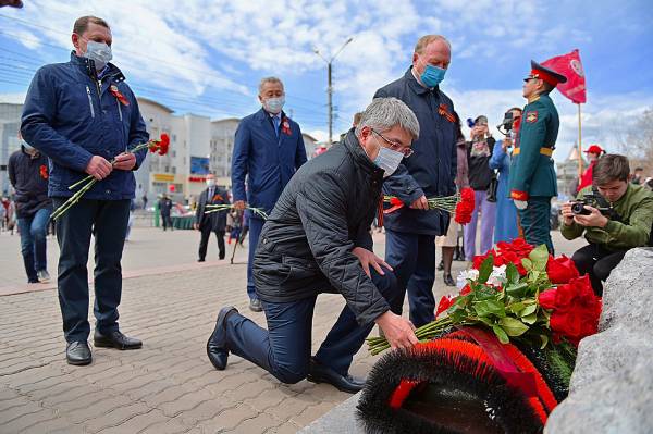 Алексей Цыденов возложил венки к памятнику Рокоссовскому и к Вечному огню