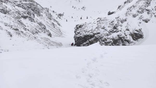В Бурятии тело погибшего туриста нашли под трёхметровым слоем снега 
