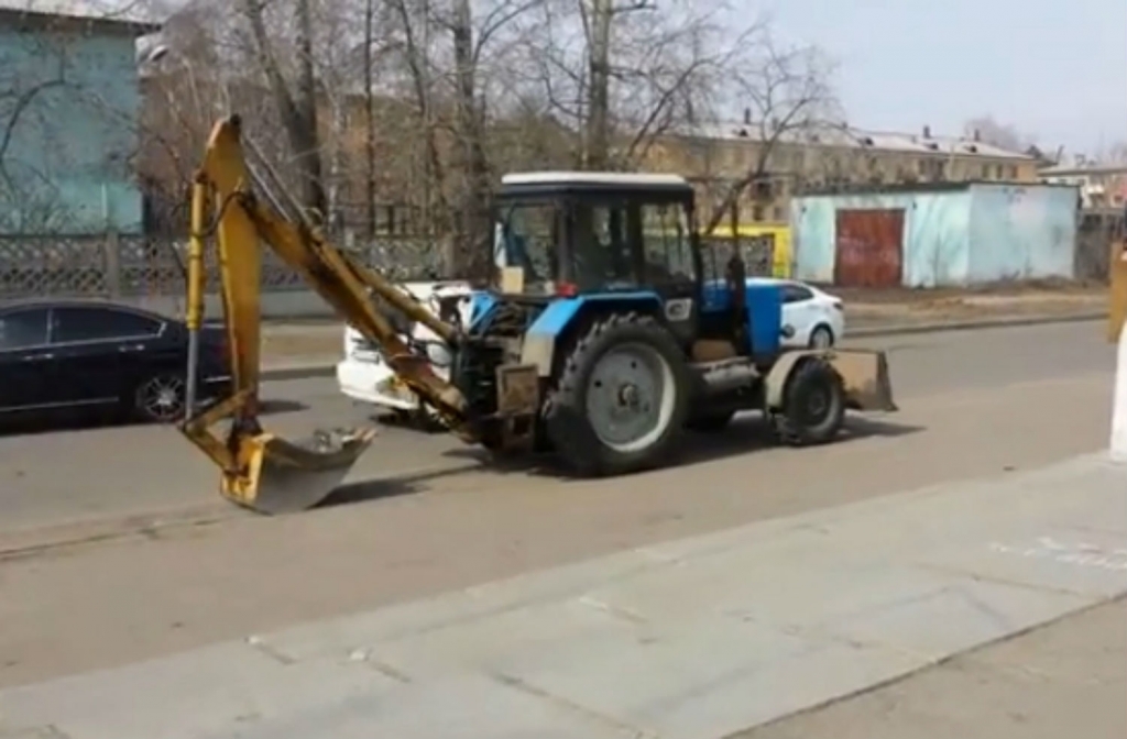 В Ангарске трактор с ковшом «пропахал» асфальт