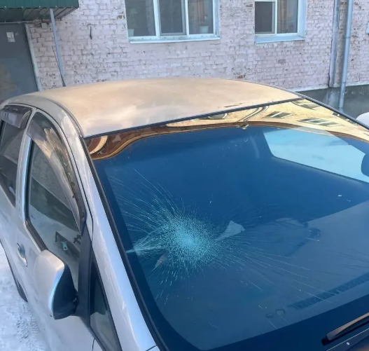 В Бурятии недовольный парковой авто сосед, разбил лобовое стекло