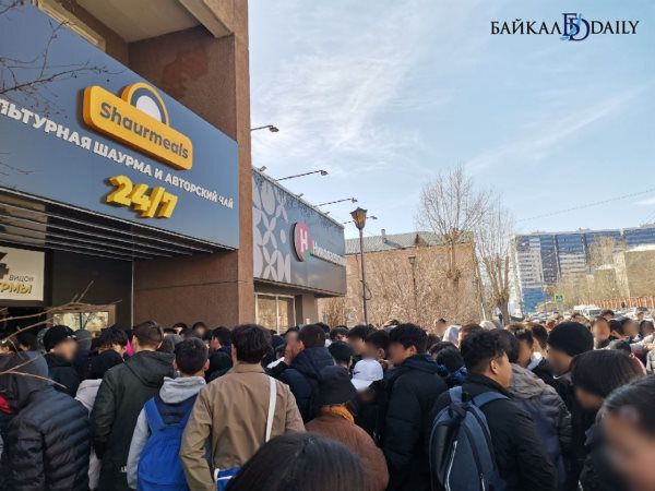 В центре Улан-Удэ выстроилась огромная очередь за шаурмой 