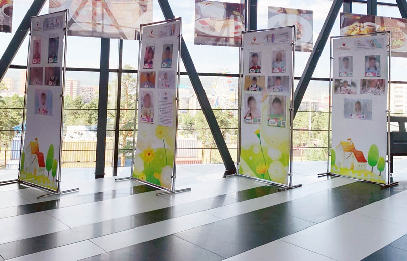 В Улан-Удэ заработала фотовыставка детей, нуждающихся в семье