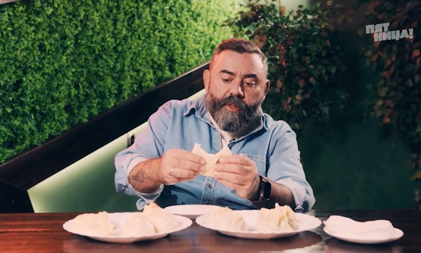 Ведущего телеканала «Пятница» накормили в Забайкалье буузами с сыром 