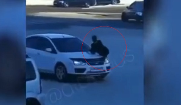 В Иркутске задержали водителя, катавшего пассажира на капоте 