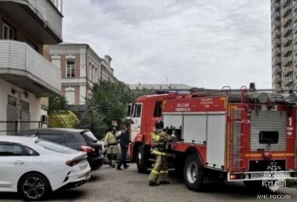 В Улан-Удэ из горящего дома эвакуировали жильцов 
