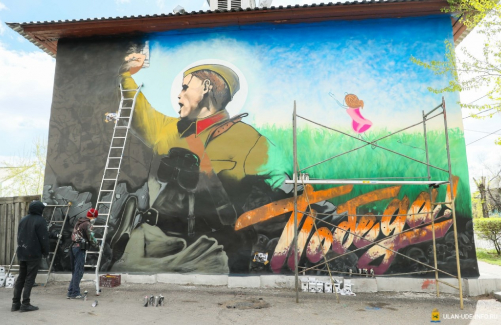 На стене дома в Улан-Удэ появилось огромное граффити «Комбат» 