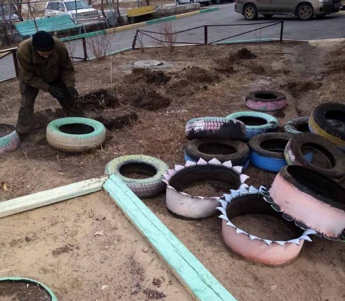 В Улан-Удэ ликвидируют клумбы, сделанные из автомобильных шин 