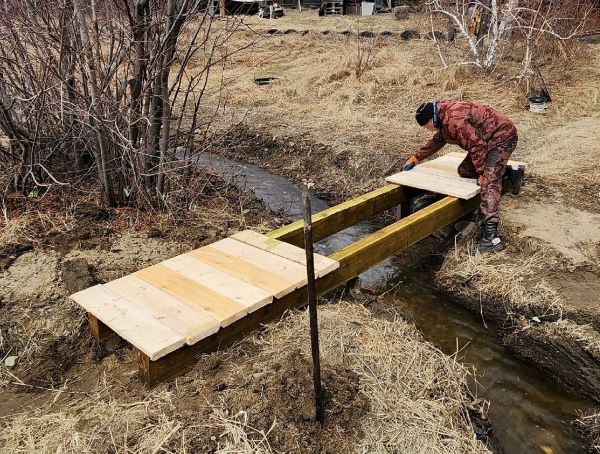 В Улан-Удэ известный общественник с друзьями построил новый мостик для бабушки 
