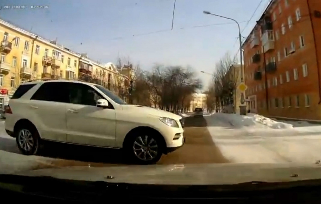 Автоледи на белом «Мерседесе» чуть не устроила крупную аварию в Улан-Удэ 