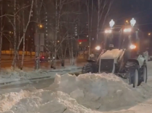 В Иркутске дороги от снега расчищают круглосуточно