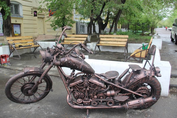 В Чите байкеры подарили городу скульптуру мотоцикла