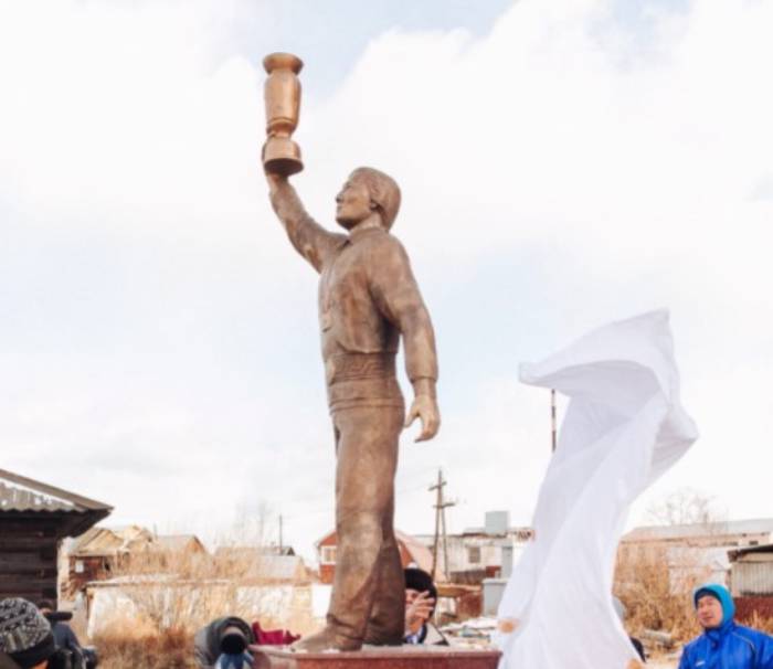 В Улан-Удэ открыли памятник знаменитому борцу Олегу Алексееву 