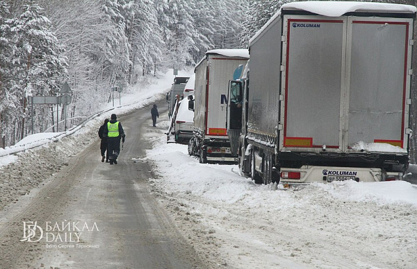 В Бурятии на трассе Байкал серьёзно ограничили движение из-за метели