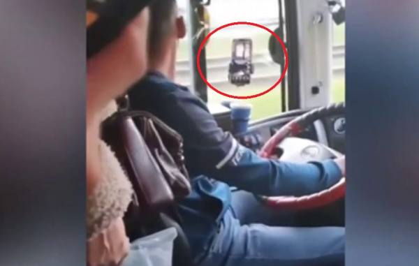 Водитель автобуса Ангарск - Иркутск по дороге смотрел ролики на телефоне
