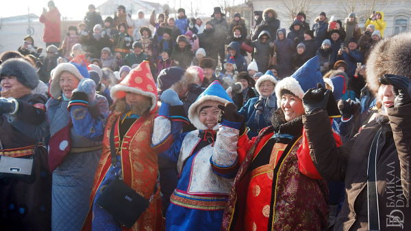 Первый флешмоб в национальных костюмах в Улан-Удэ собрал более 400 человек