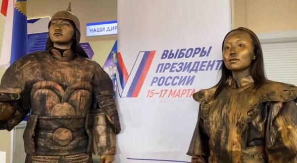 Живые статуи пришли на выборы в Улан-Удэ 