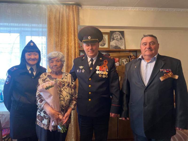 В Улан-Удэ автоинспекторы поздравили ветерана ГАИ и труженицу тыла 