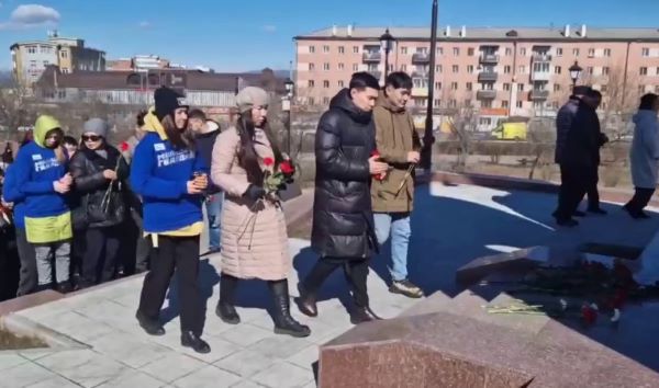 Жители Бурятии несут цветы к мемориалу в память о жертвах теракта в «Крокус Сити Холле» 