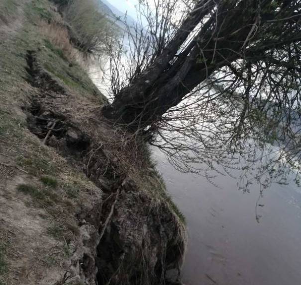 В пригородном селе Бурятии опасно размывает берег Селенги