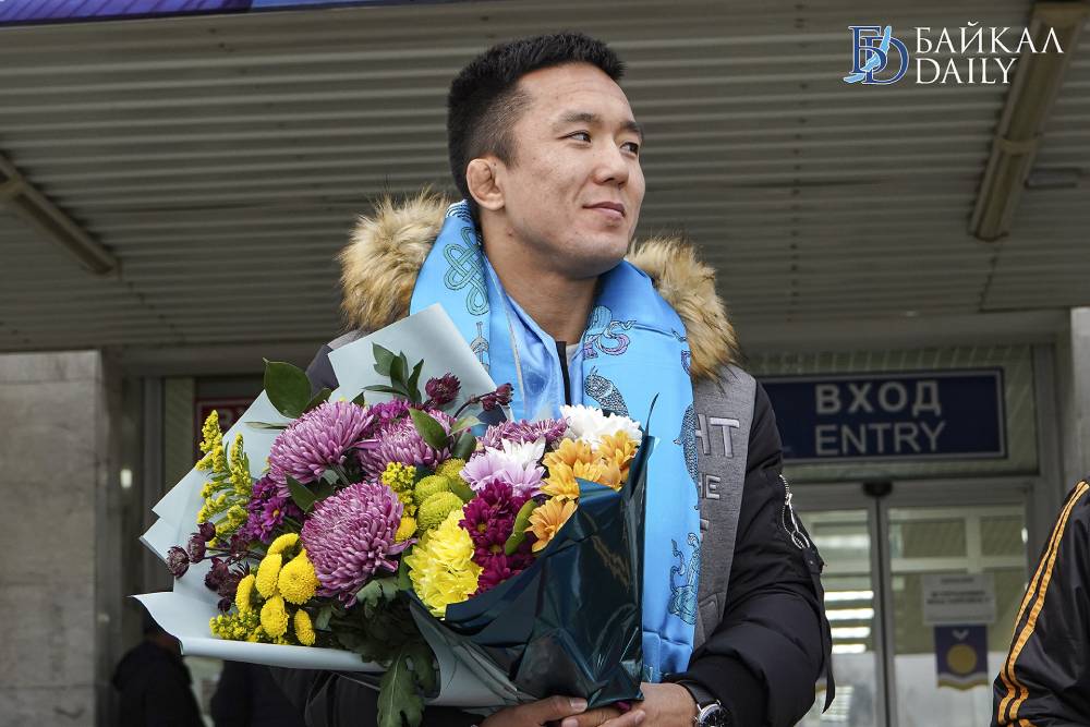 «Сейчас глаза горят»: Борец Евгений Жербаев вернулся в Улан-Удэ 