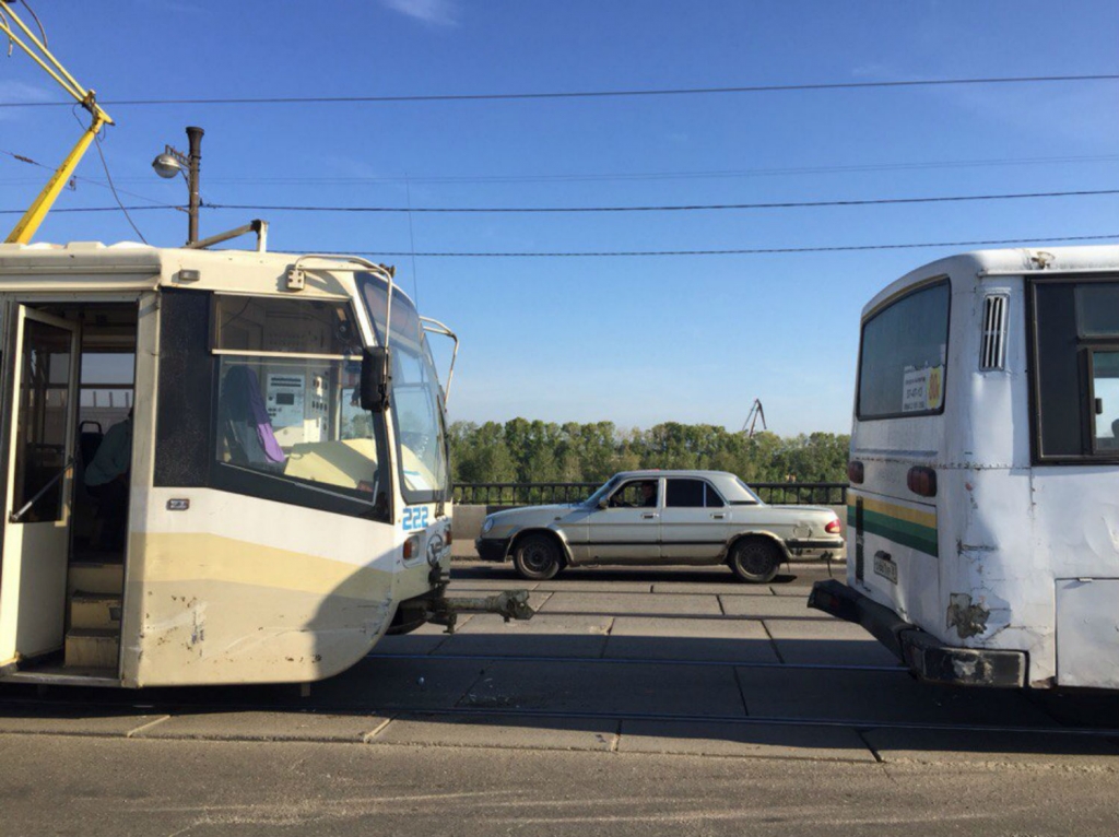ДТП с трамваем и автобусом парализовало движение в Иркутске
