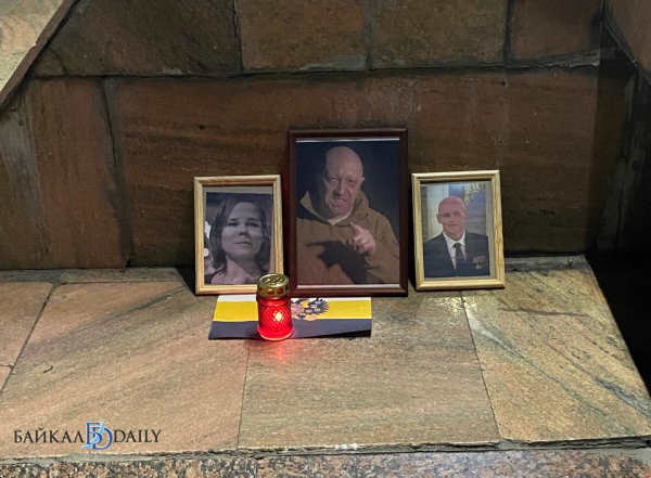 В Улан-Удэ у памятника павшим в ВОВ появился портрет Евгения Пригожина
