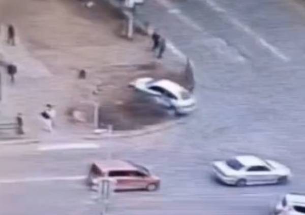  В Улан-Удэ появилось видео, как автомобиль после ДТП протаранил ограждение