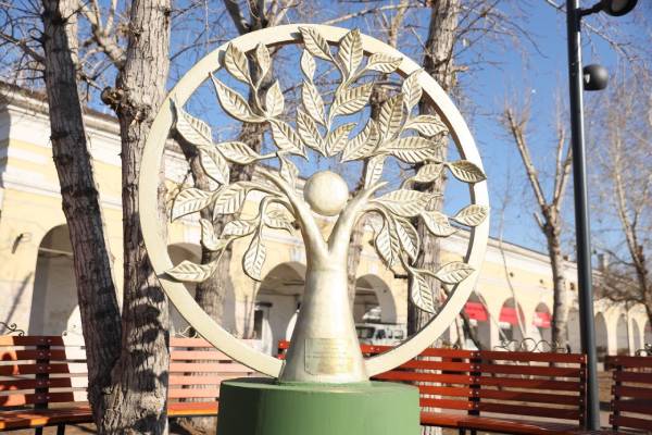 В Улан-Удэ у Гостиных рядов появилось «Дерево жизни»