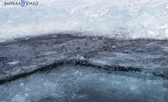 В Бурятии «Лада Гранта» ушла под лёд на Гусином озере  