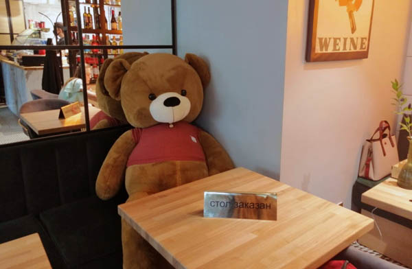 В Чите для социальной дистанции ресторан использует плюшевых медведей