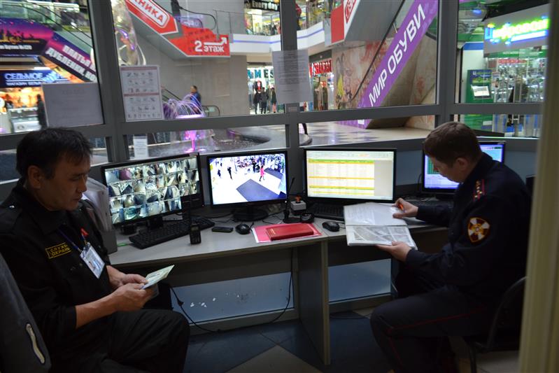 В Улан-Удэ Росгвардия проверяет частных охранников торговых центров