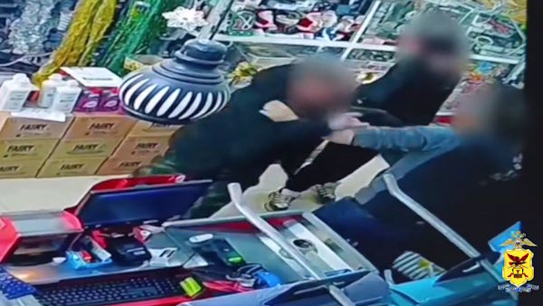 Двое забайкальцев, угрожая пистолетом, украли фейерверк