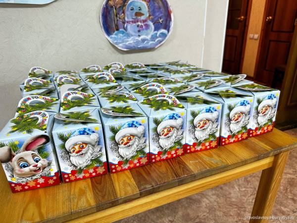 Бурятский митрополит вручил подарки детям из православной классической школы 
