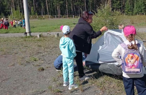 В Бурятии лесники научили детей ставить палатки 