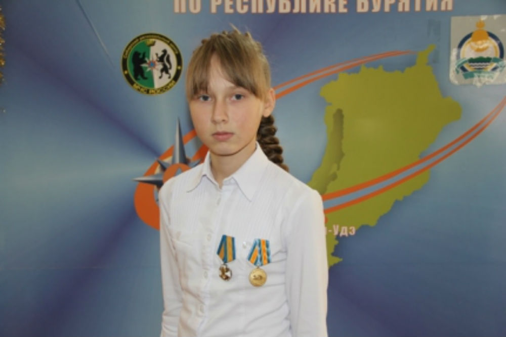 Школьницу из Улан-Удэ наградили медалью МЧС России