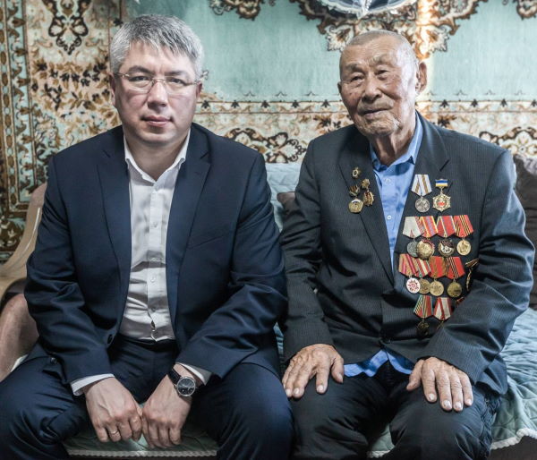 Глава Бурятии поздравил ветерана со 100-летним юбилеем  