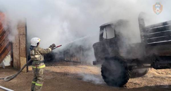 В Бурятии сгорел гараж с грузовиком